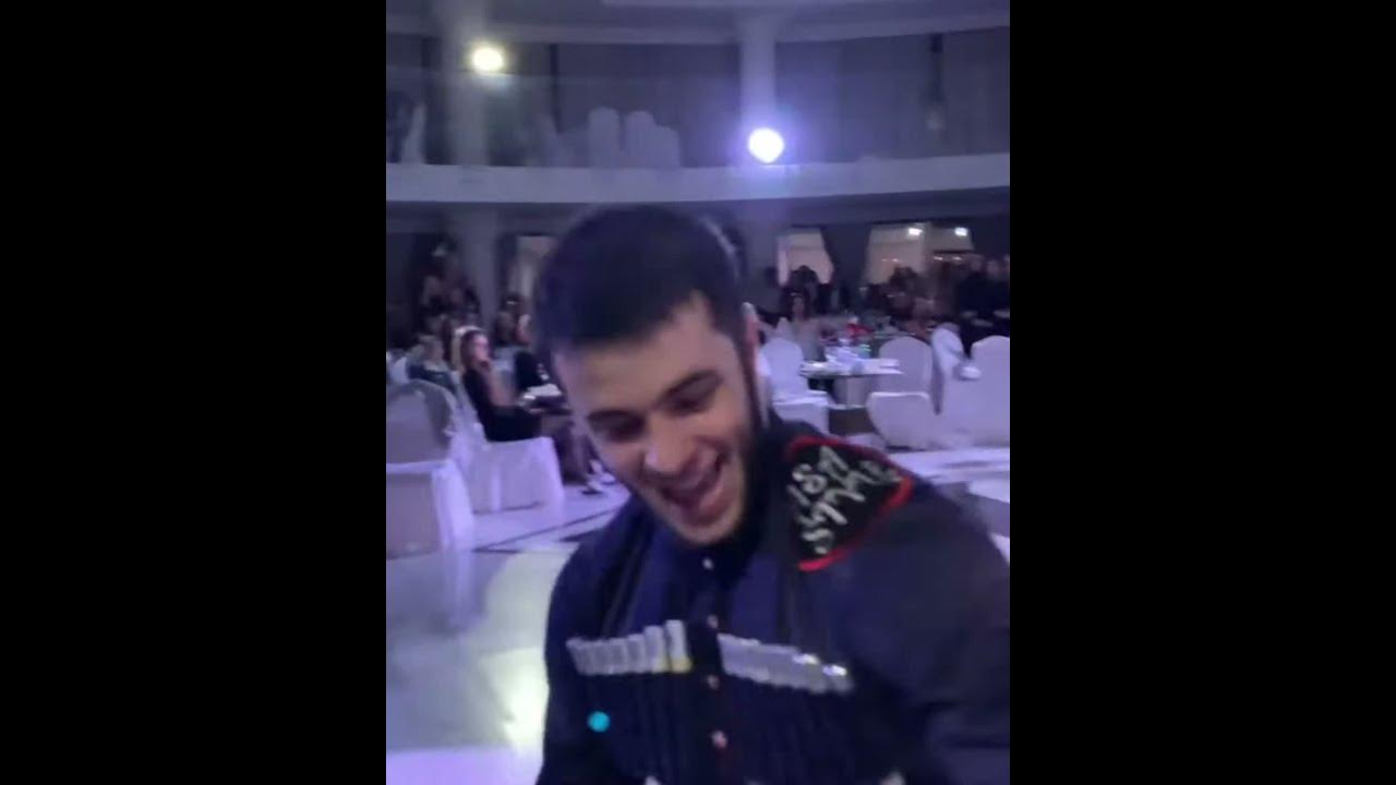 Лезгинка ой дарида рида. Бомбовая чеченская лезгинка. Кавказская девушка танцует. Девушка в красных мокасинах. Чеченцы лезгинка.