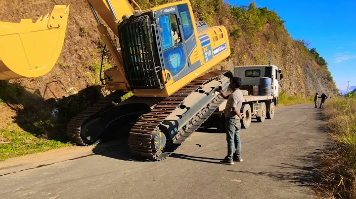 Komatsu PC210-10 Unloading From Trailer..