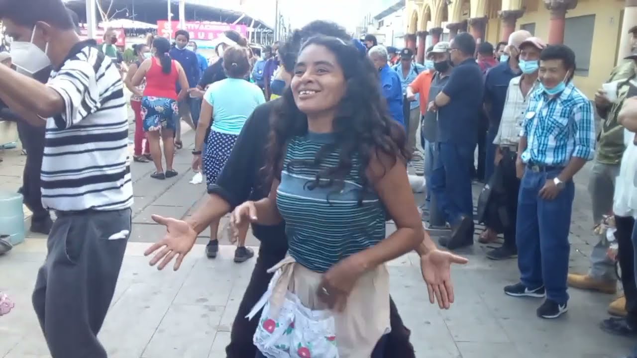 EL PELUCHE  SE ENAMORA DE LA SANTANECA