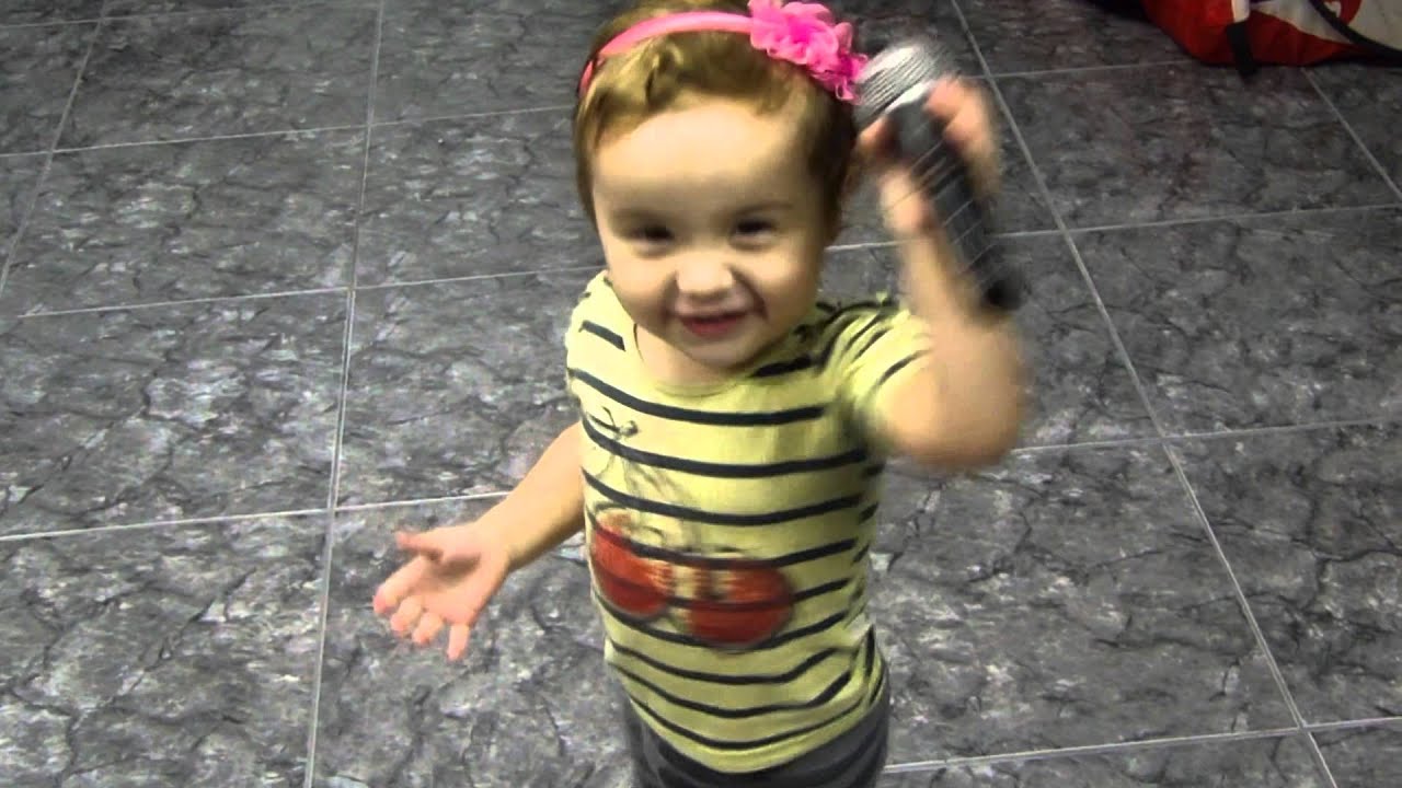 Bebê cantando a música que fez para o Papai!