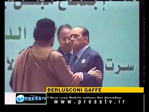 برلسكوني يقبل يد القذافي فى حياته ويرحب بمقتله ميتا