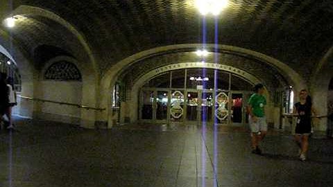 Grand Central Station NYC "Whispering Gallery" DEMONSTRATED - CRAZY!