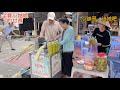 越南路邊賣甘蔗的小姑娘，剛剛見到我們就幫她全買，她開心極了。
