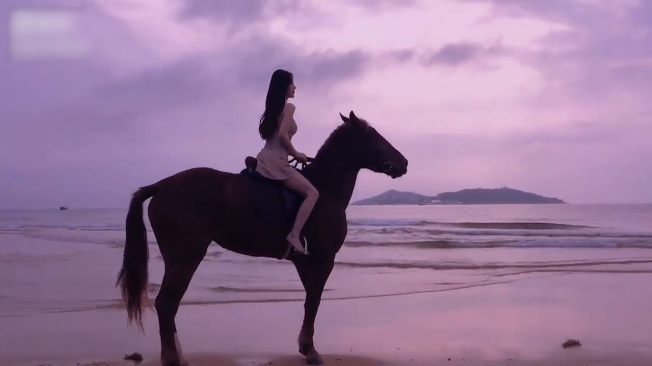 美女海边骑马...beautiful girls riding horse by the sea