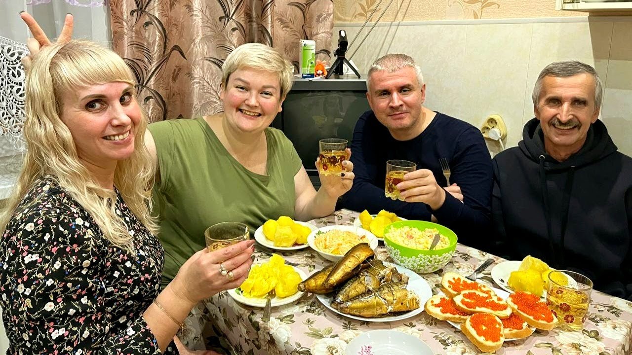 Мукбанг ПИРУЕМ и немного ПРИБУХИВАЕМ) в гостях в Наташи! Стол ЛОМИТСЯ, ОТПРАЗДНОВАЛИ почти Новый Год