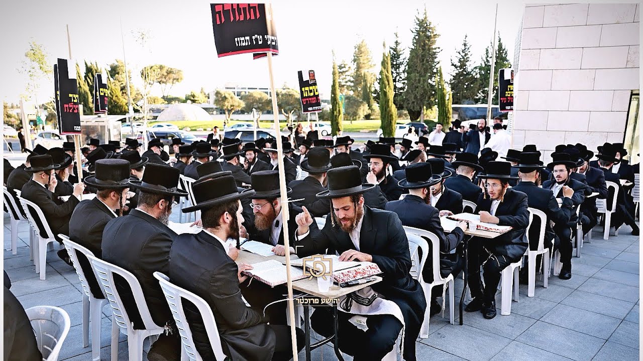 כך נראית הפגנה לשם שמים: קידוש השם מול היועמ"שית-מאות אברכי חסידות ויז'ניץ הפכו את הרחוב לבית מדרש