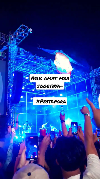 Hindia menyanyikan lagu 'Secukupnya' di Pestapora