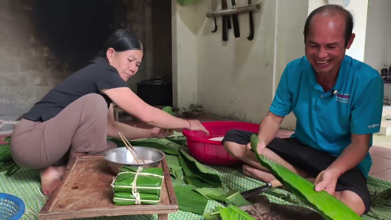 Không khí chuẩn Tết quê: Gói bánh chưng, đun bếp củi