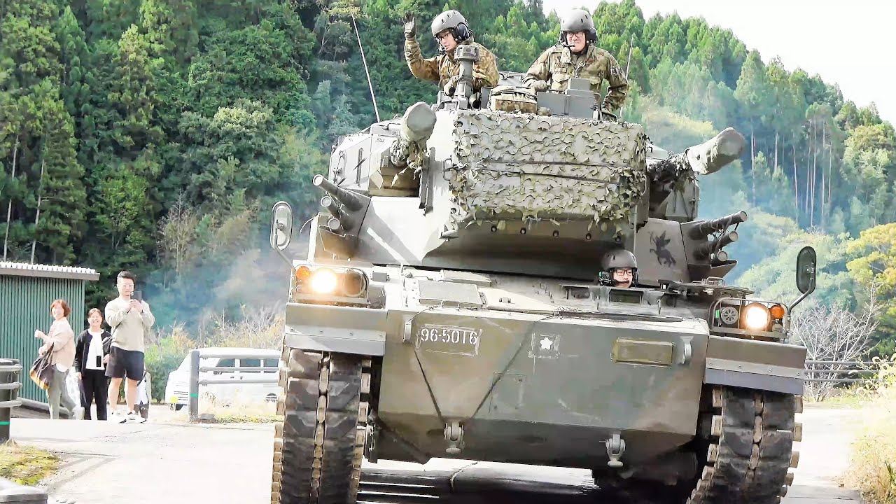 自衛隊統合演習（実動演習）に向かう、10式戦車・87式自走高射機関砲。A Type 10 tank running on the Kusu Tank Road.