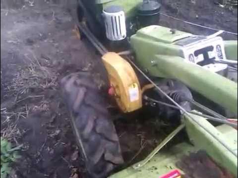 Каток на мотоблок. Мотоблок тянет. Мотоблок тянет. Нарезка рядков мотоблоком. Мотоблок дымит.