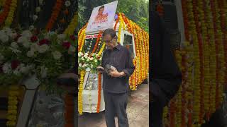 Veteran Actor Deepak Parashar Taking Selfie With Photo Of Late Dheeraj Kumar