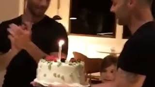 Ricky Martin saluda a Jwan con una torta por su cumpleaños.