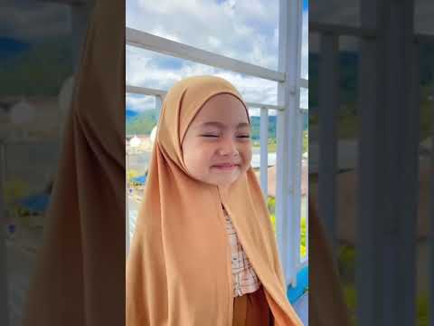 masyaAllah!! bocil solehah dipakein jilbab