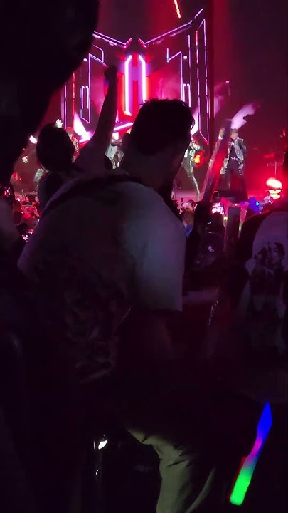 la-mirror-feel-the-passion-concert-calm-the-f-down-fans-paid-400