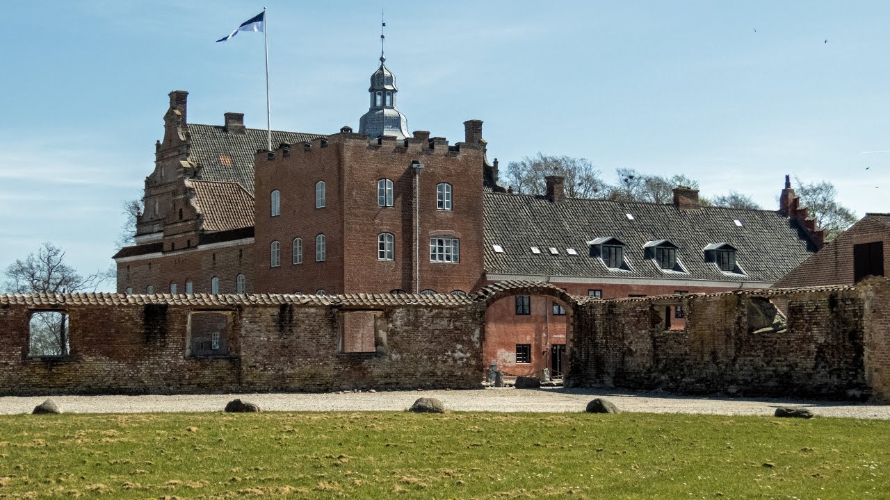 4K - Danmark, Fyn: Broholm Slot - YouTube