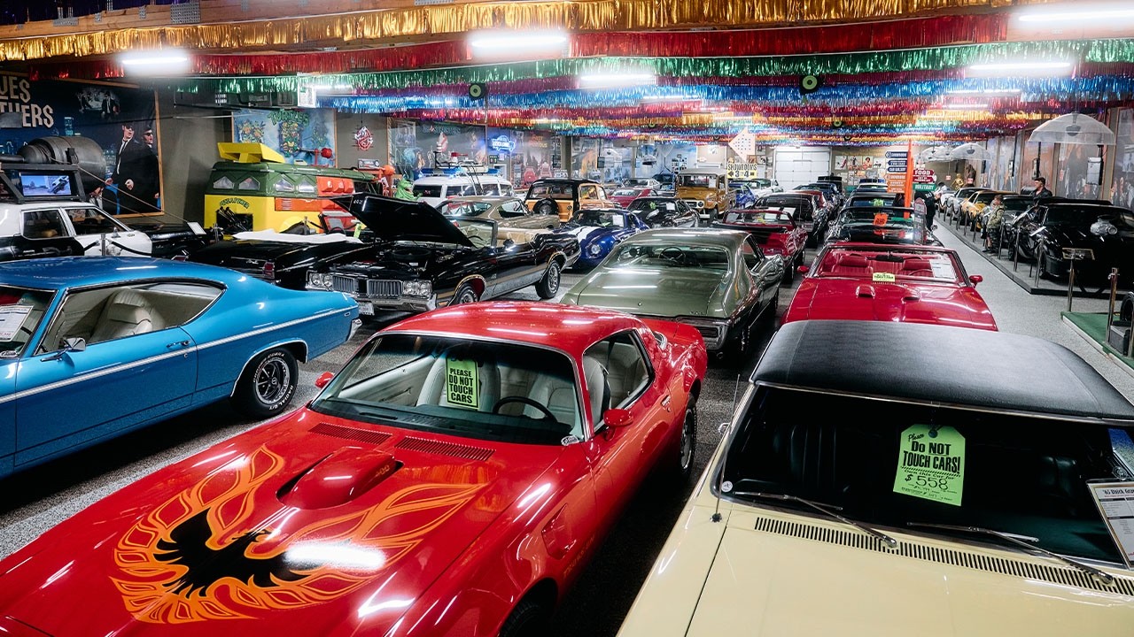 ТУР ПО ШОУРУМУ! Классика, рестомоды и современные маслкары | Обзор инвентаря 5 ноября 2024 года