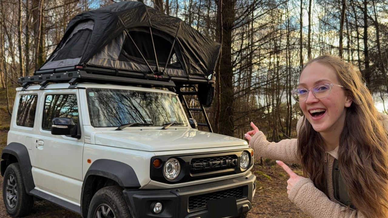 Лагерь в палатке на крыше автомобиля в Шотландском высокогорье для одиночного отдыха