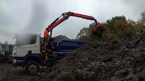 hgv lorry scania grab man loads up 21 buckets in rain fast