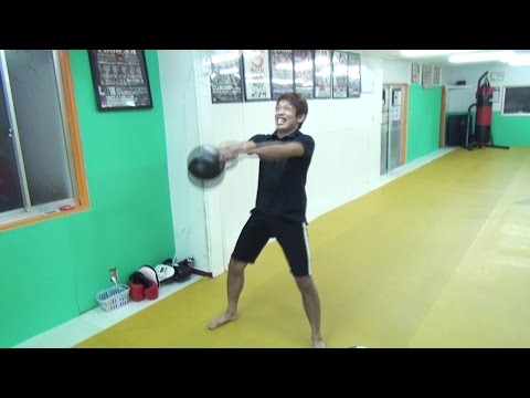 32kgケトルベルを持ってバク宙！」は、さすがに無理ですのでバク宙と