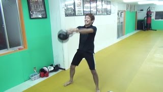 「32kgケトルベルを持ってバク宙！」は、さすがに無理ですのでバク宙とケトルベルスイングを個別にご紹介！（総合格闘技スタジオSTYLE角田さん）