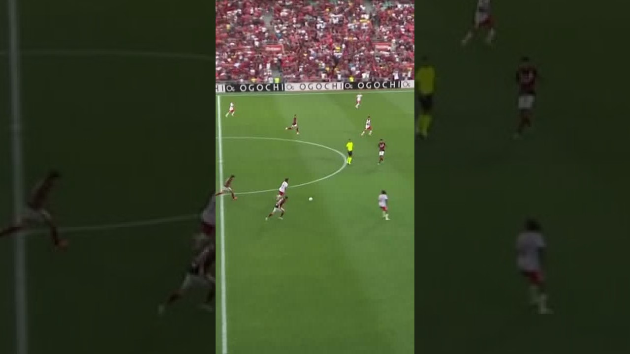 PENALTI? BRUNO HENRIQUE DÁ CARRINHO! | Benfica x Flamengo | #shorts | ge.gtv