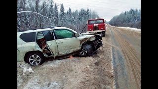 Видеорегистратор заснял момент столкновения Hyundai Solaris и Toyota Land Cruiser под Вологдой