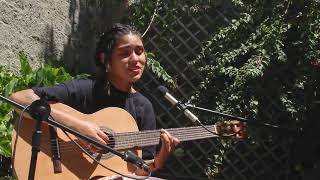 Video thumbnail of "Simone Montero - Mariposa de mi jardín"