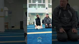 شاب كوري إعتنق الإسلام وبدأ يتعلم الصلاة🌿