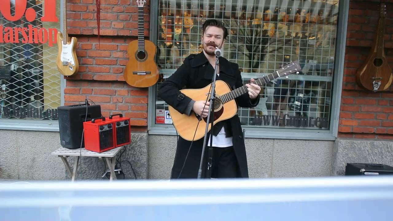 Christoffer Johansson på No1 Guitarshop 1