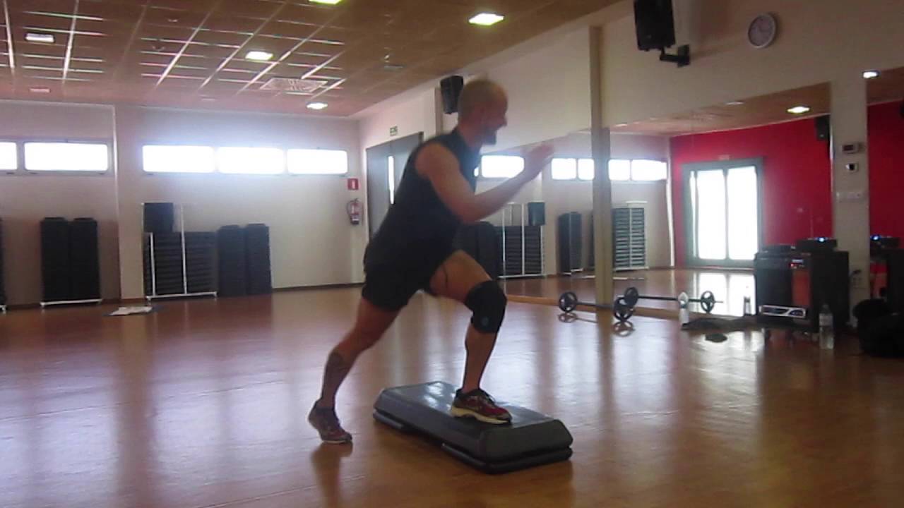Prevencion Coxo Femoral y Fortalecimiento, Patadas en Borde de Step video to gif