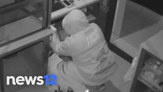 Man smashes door of Morris Park restaurant and steals cash | News 12