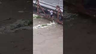 This young man risks his life to retrieve objects. It is on the Colima bridge, El Salvador