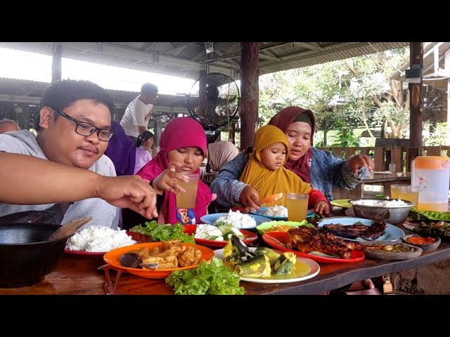 BAWA LALAPAN SENDIRI 4X NAMBAH MAKAN BERSAMA KELUARGA DI WISATA PEMANCINGAN.. class=