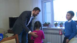 Депутат Дед Мороз. Дмитрий Турченюк поздравил детей своего округа.