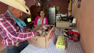 Doña Prieta recibe despensa por Yo amo San Pedro de la Cueva Abril 2024