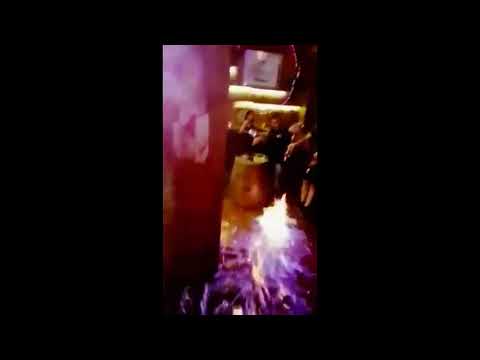 To κάψανε κυριολεκτικά....σε κλαμπ της Τρουμπας. Βάλανε φωτιά στο μπαρ!