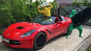 Yellow Man lost Roof from Car Corvette & Green Man on Convertible in Race for Kids