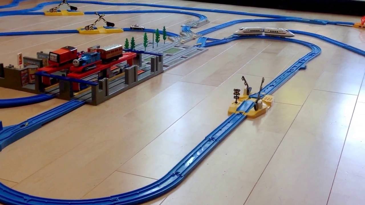 トミカのプラレール でお遊び 電車 列車 走行 おもちゃ Youtube