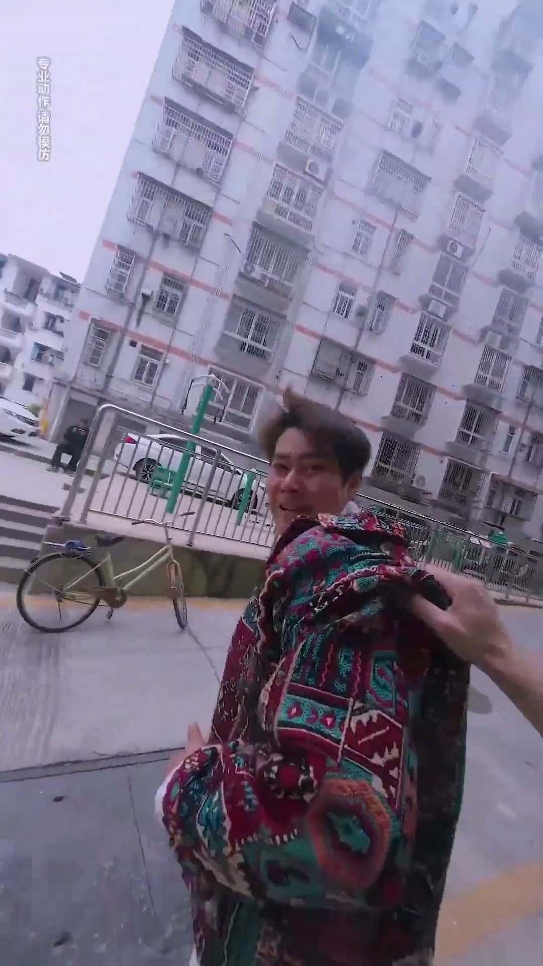 Rong's mother climbed over the eaves and walls to arrest her runaway son! #shorts#guige