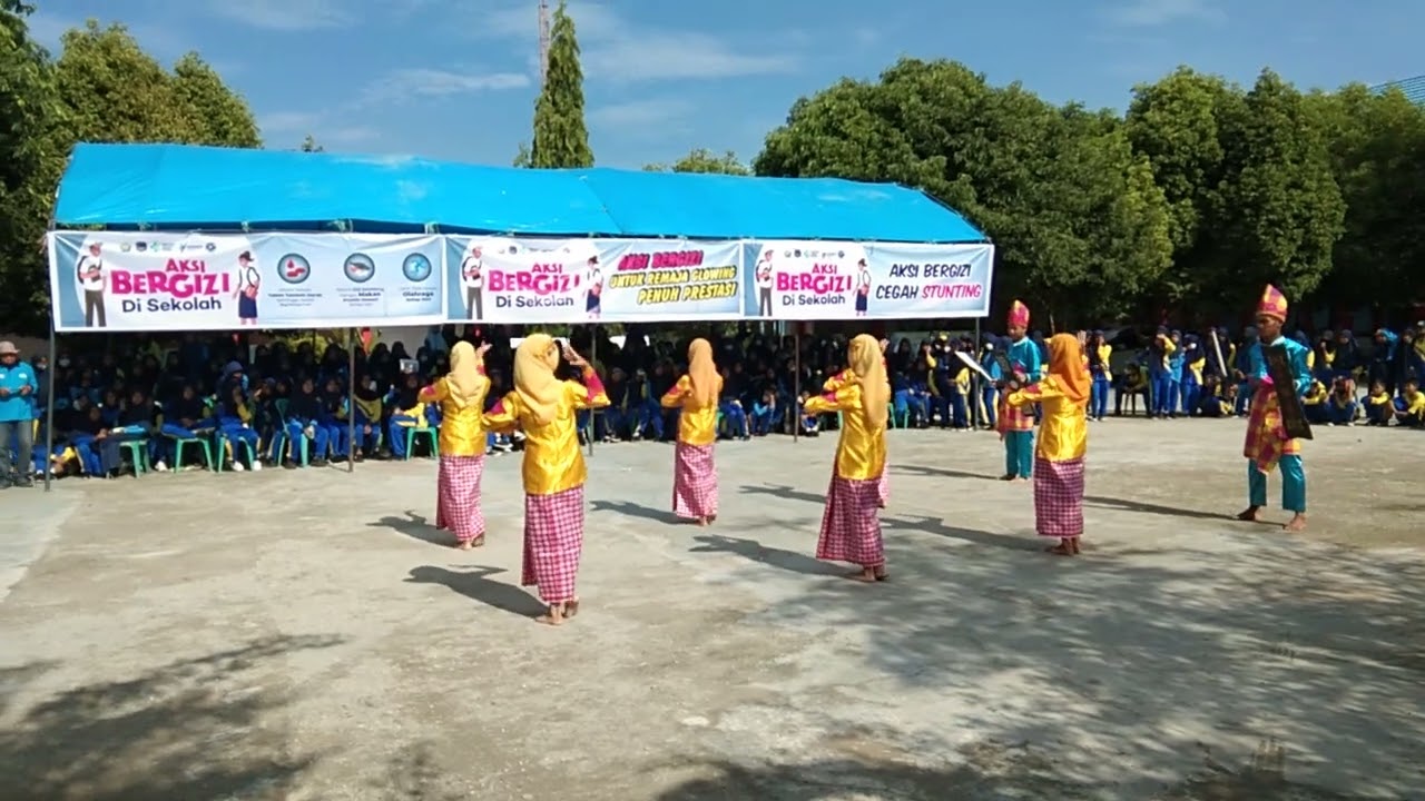 tari monotambe oleh siswa SMPN 1 Kolaka