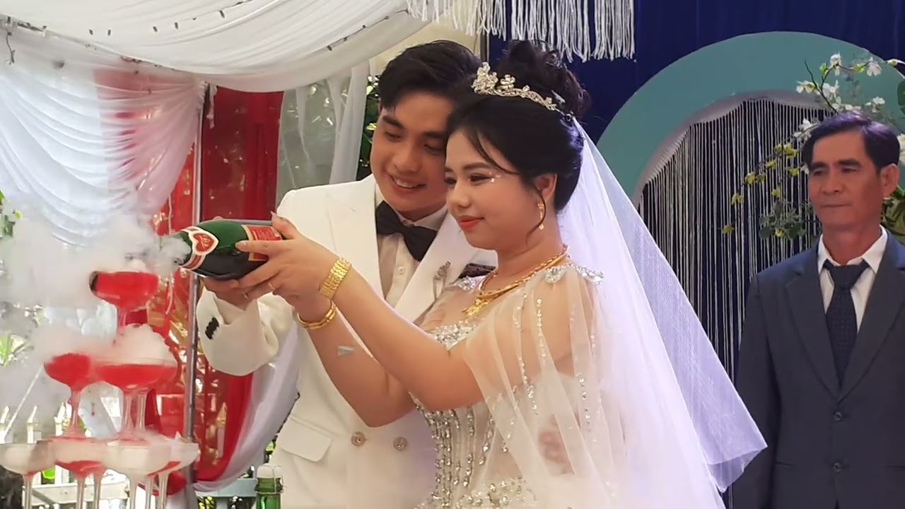 Đám cưới con bác Ái