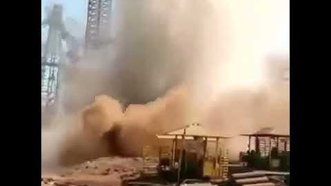 Dang  Definitely my first time seeing the leg of a Jackup rig fall