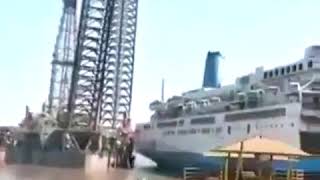 Dang  Definitely my first time seeing the leg of a Jackup rig fall