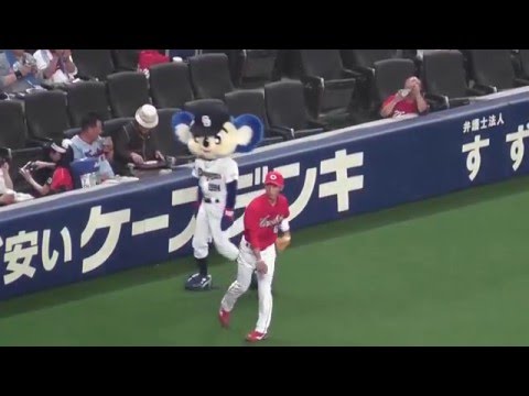 ドアラさんと　広島東洋カープ　西川龍馬選手