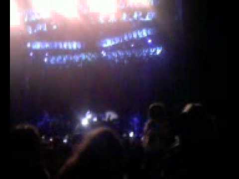 nick jonas , en chile -black keys - a little bit l...