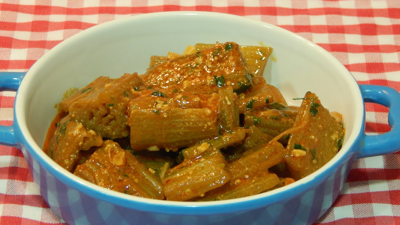 Receta de cardo en salsa y piñones