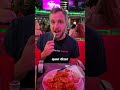 Garçons são atores no restaurante da Broadway!