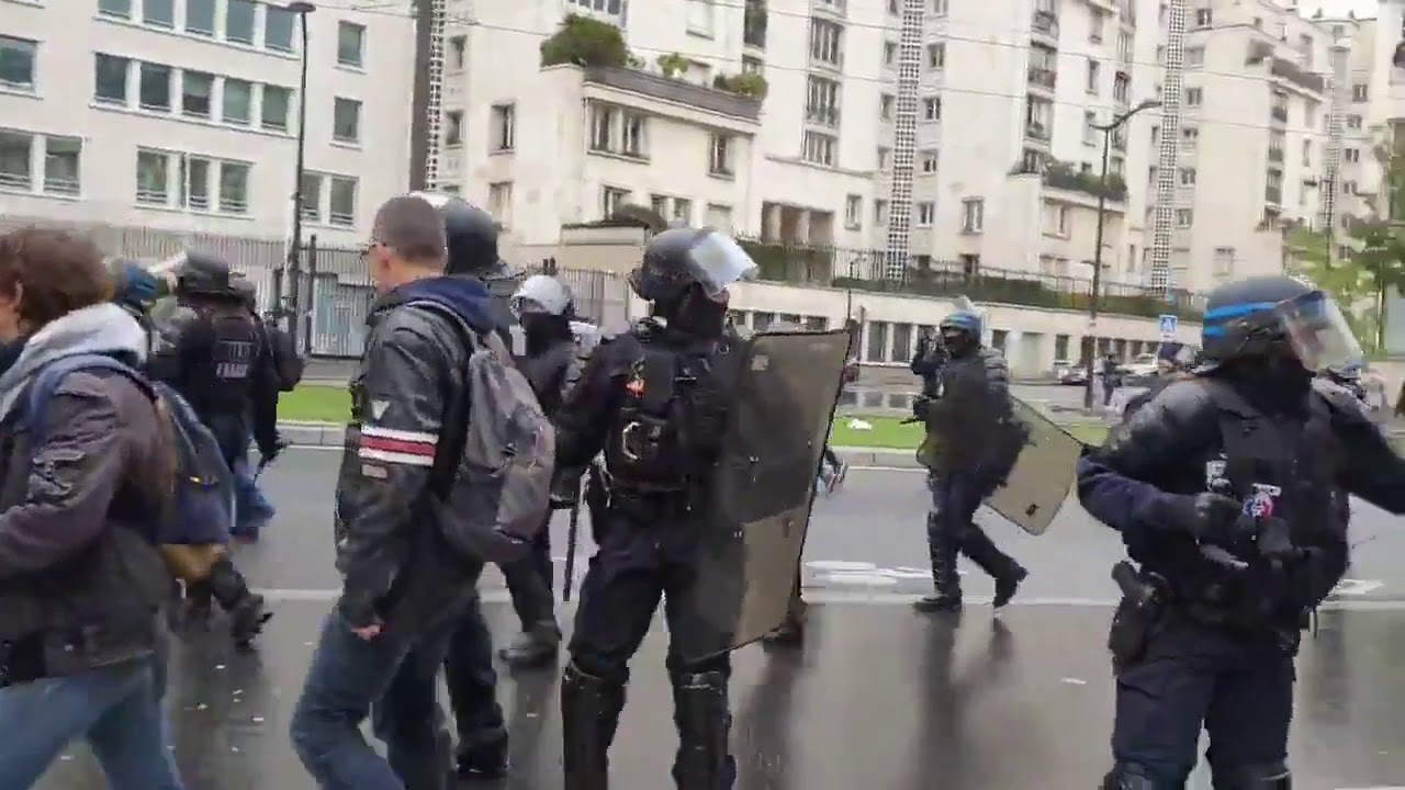 Un Manifestant Simule Une Chute Pour Faire Accuser La Police