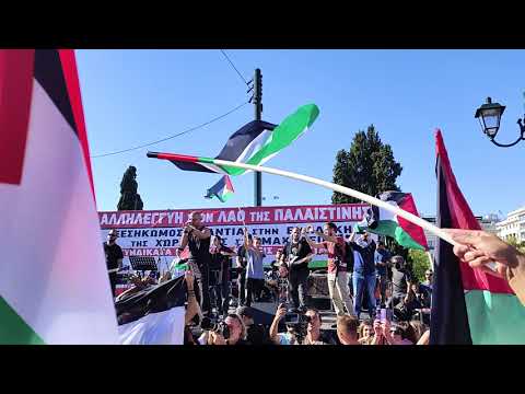 Συγκλονιστικοι "Κοινοί Θνητοί" τραγουδούν για την Παλαιστίνη μπροστά σε 20.000