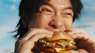 堺雅人、サムライ姿でバーガーかぶりつく！　「サムライマック」新CM「夢を追う、サムライたちへ。」編